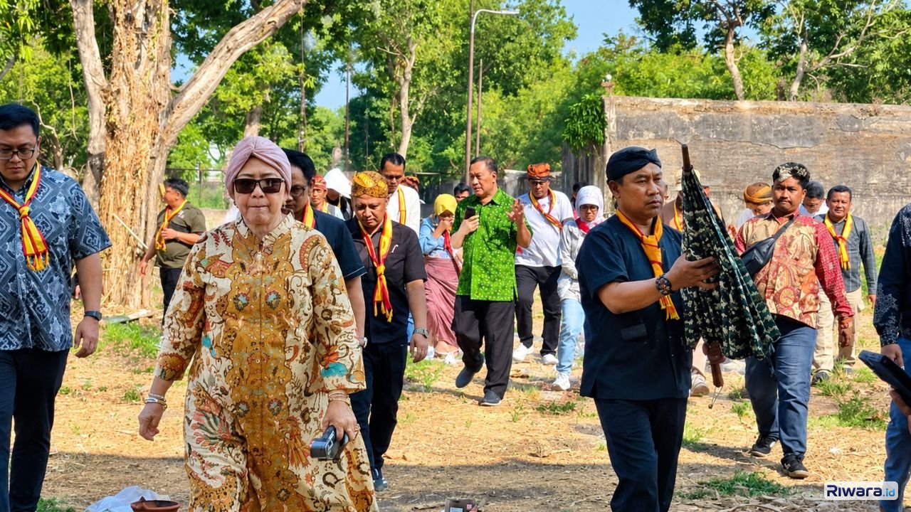 GKR Wandansari atau Gusti Moeng bersama rombongan meninjau kawasan Keraton Kulon Karaton Surakarta Hadiningrat dalam rangka persiapan revitalisasi tiga bangunan bersejarah Jumat 16 Oktober2026